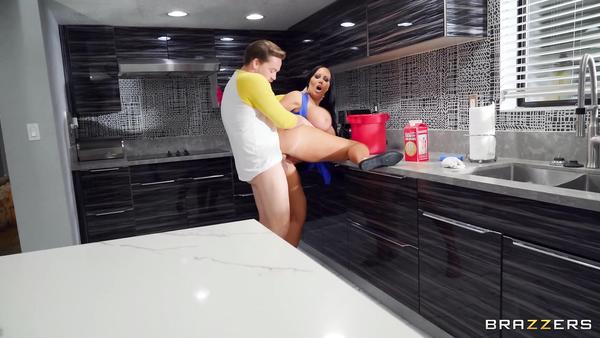 Young Sly Guy Caught His Stepmom And Fucked Her Fat Pussy